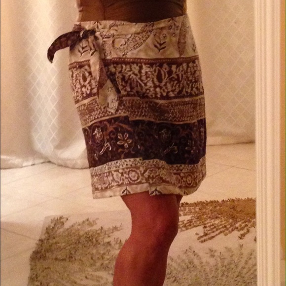 Wrap retro shirt in tan and brown design