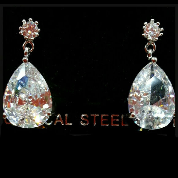 🚫SOLD🚫Dangling Crystal Earrings