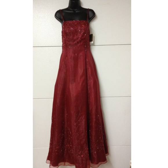 Blood red ball/prom gown - Picture 1 of 4