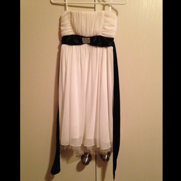 Strapless white w/ black belt dress