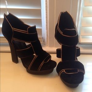 Suede & Gold Tory Burch High Heels. 😍