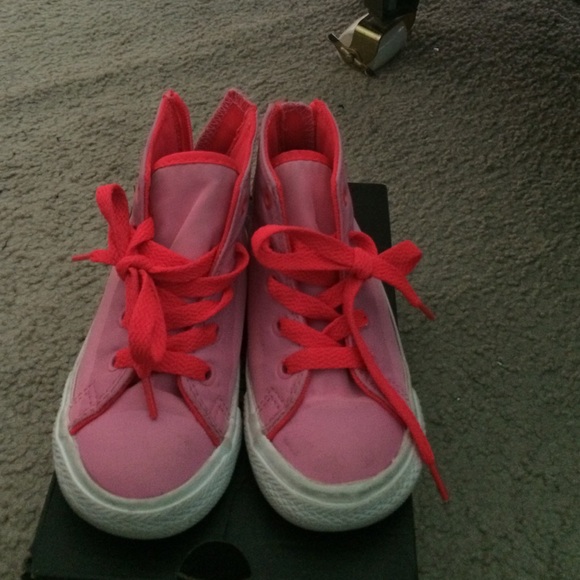 Converse - Picture 1 of 3