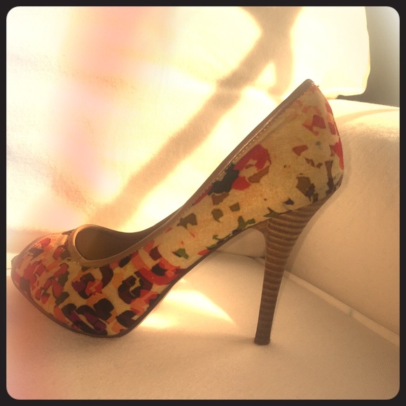 Nine West Floral Pump