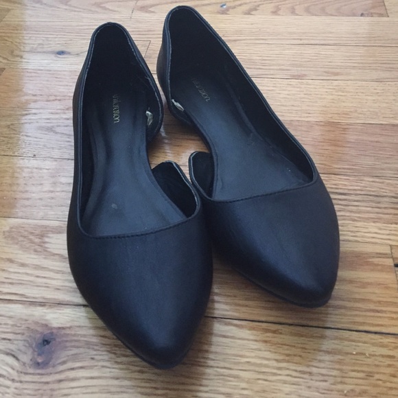 Pointed toe black flats