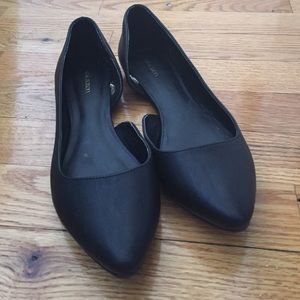 Pointed toe black flats