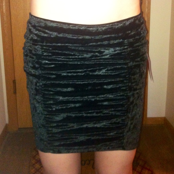 NWT Velvet Ruched Mini Skirt - Picture 4 of 4