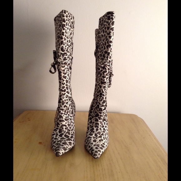 🚫SOLD🚫 White leopard boots - Picture 2 of 3