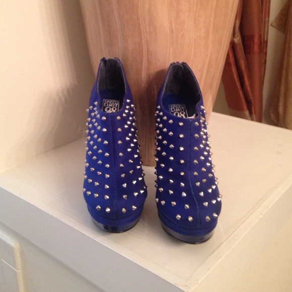 Shoes - Picture 2 of 4