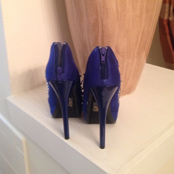 Shoes - Picture 3 of 4