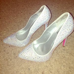Worn once, comfy, 4.5 inch heel.