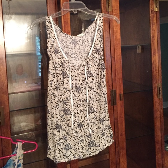 Old Navy Size L Tanks