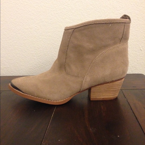 CHINESE LAUNDRY BOOTIES NWOT