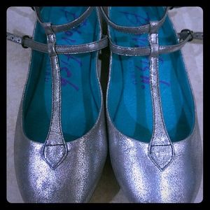 ***Blowfish Malibu Silver Metallic Flats***