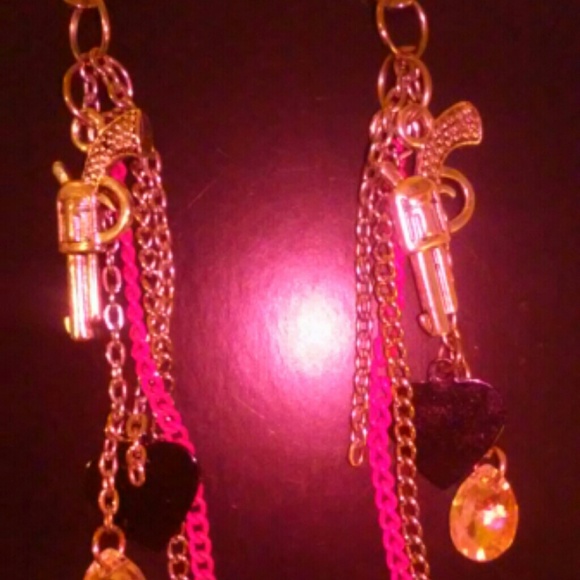 Black hearts,chains and firearm earrings - Picture 2 of 2