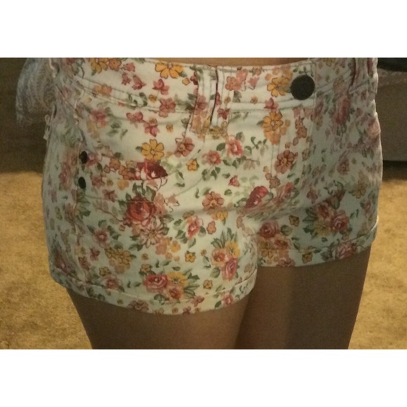 Floral shorts!! 🌼
