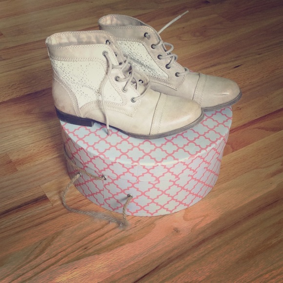 SALE 🎉✂️ Tan with Lace Ankle Lace Up Boots