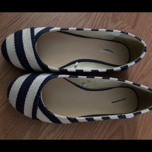 Beige and navy blue striped flats