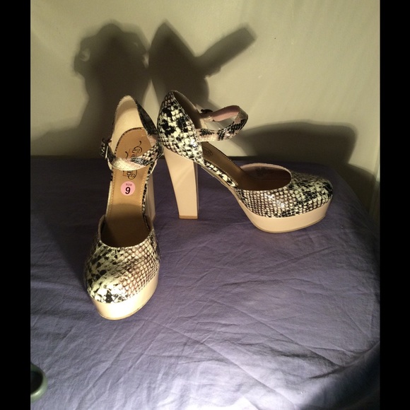 Unlisted NWOT Snake Print Platform Pumps sz 9