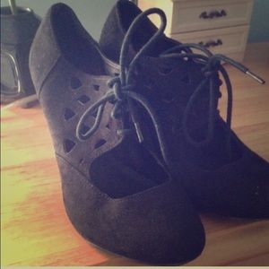 Black shoe-tie wedges 💕