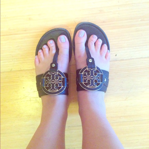 ⛔️⛔️SOLD⛔️⛔️ Tory Burch Black&Gold Amanda Sandals