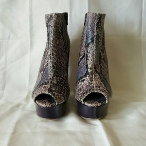 NWOT Liliana Snake Peep Toe Wedge Bootie