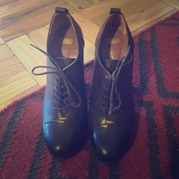 Levi's Shoes - Brown leather platform lace oxfords
