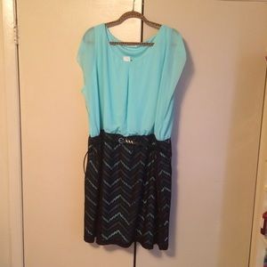 Mint dress with black lace: perfect for spring.