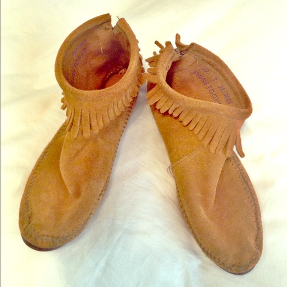 Minnetonka tan fringe loafers size 7!!!!!!