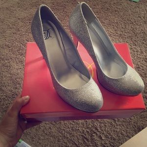 Delicious Silver 3.5 in heels