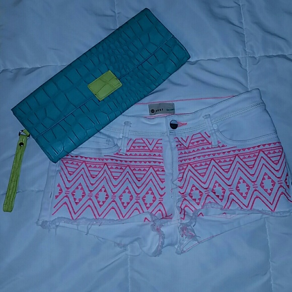 Pink Roxy aztec shorts!