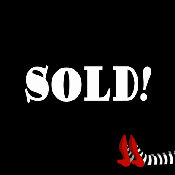 SOLD IN BUNDLE. C-ECOM Cupcake Charm