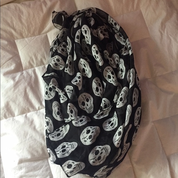 Skull scarf