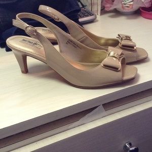 Coach ant four beige tan heels