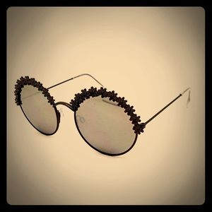 NWOT Silver Mirrored Rounds w/ Metal Flowers