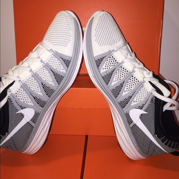 ❌❌SOLD❌Women's Nike Flyknit - Picture 2 of 3