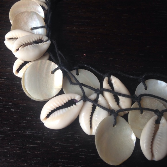 NY&Co Shell Necklace - Picture 2 of 3