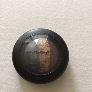 MAC Minirealize eye shadow