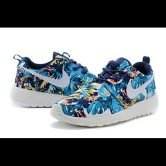 Nike Shoes - Nike Roshe Run