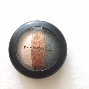 Mac Minirealize eye shadow