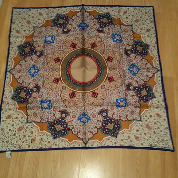 Accessories - The Metropolitan Museum of Art print scarf