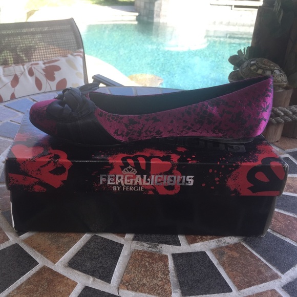 Magenta/Black Print Flat Adorned With A Black Bow - Picture 2 of 2