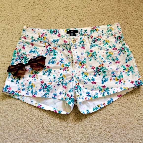 White Denim Shorts with Floral Print 💗