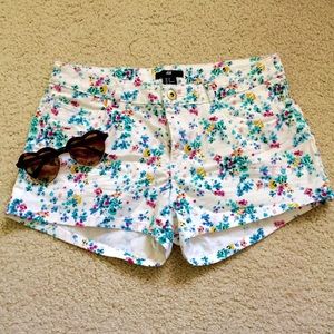 White Denim Shorts with Floral Print 💗