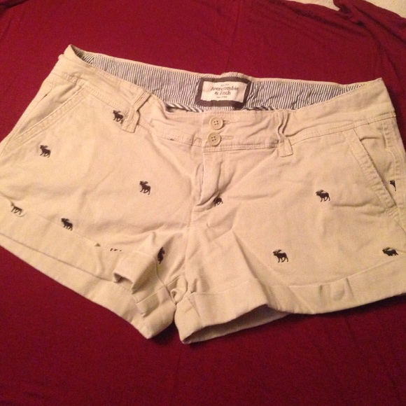 Abercrombie and Fitch khaki shorts 😎