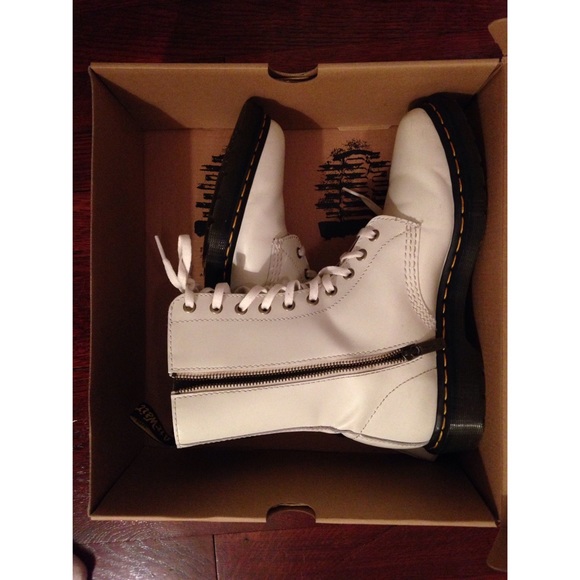 Dr. Martens Women's Alix Pointy Toed size 9