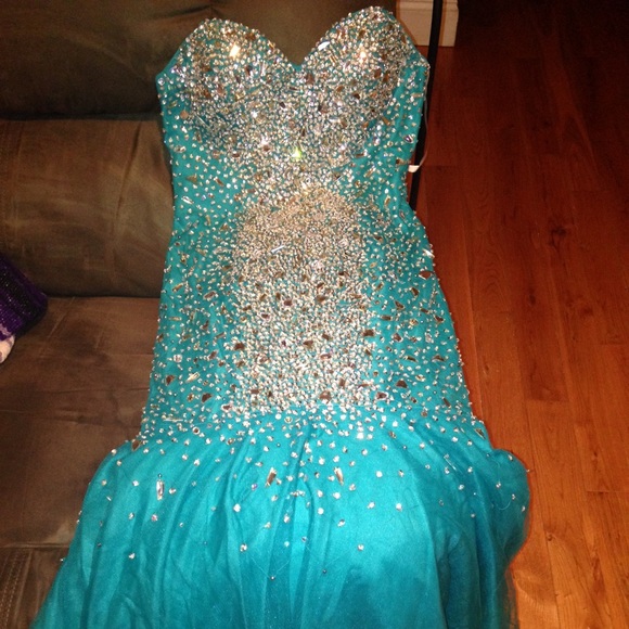 Terani Couture prom dress - Picture 3 of 4