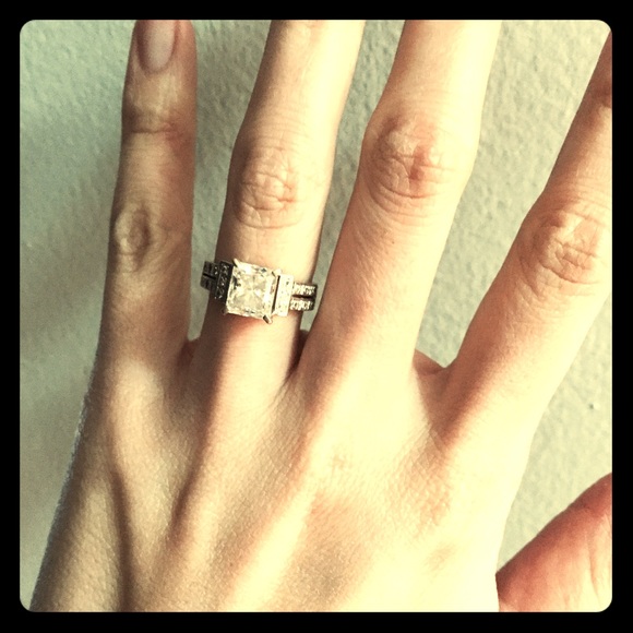 Stunning engagement ring in white gold