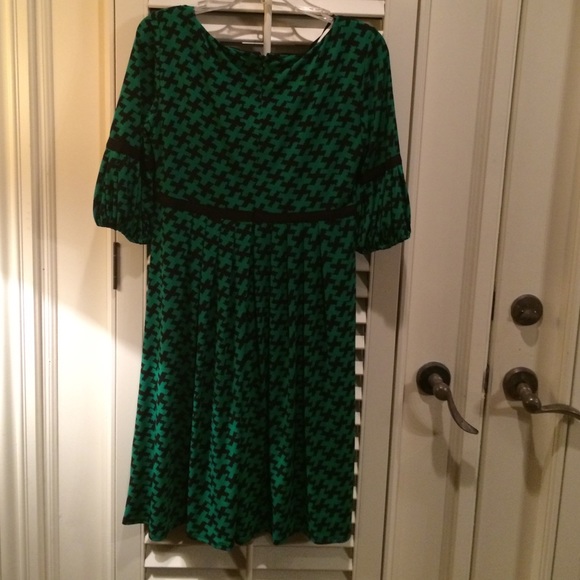 Green and black dress - Picture 2 of 2