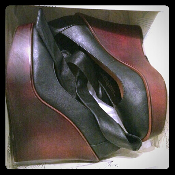 Reduced✔ Kimchi Blue sz 8 Wedge Heels Leather/Wood