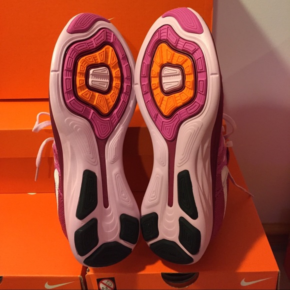 ❌SOLD❌Women Nike Flyknit - Picture 3 of 3